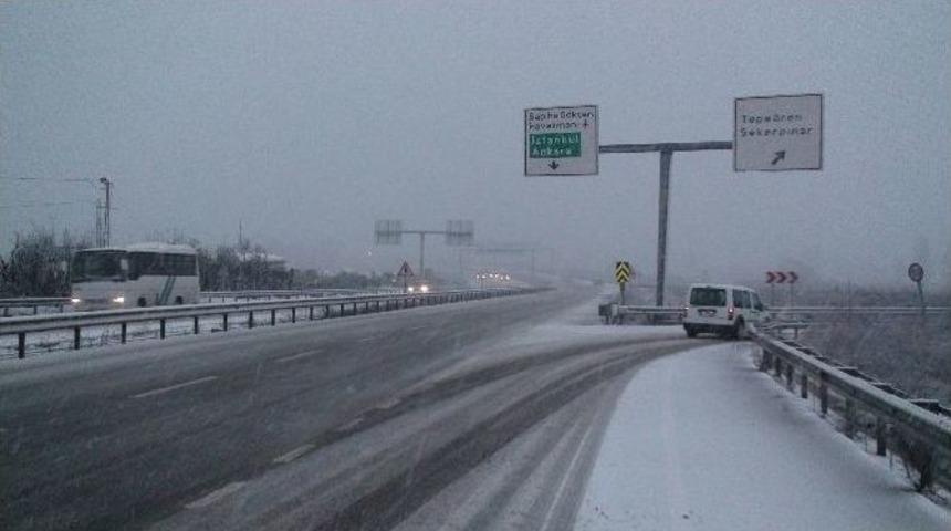 Kar Yağışı Etkisini S&uuml;rd&uuml;r&uuml;yor