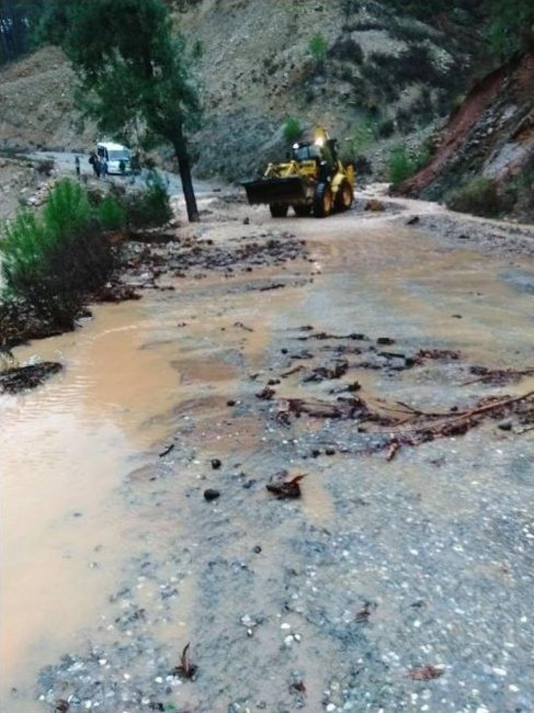 Heyelan Nedeniyle &Ouml;ğretmenler Yolda Kaldı