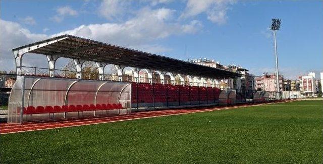 Kepez&rsquo;e Modern Futbol Sahası 1