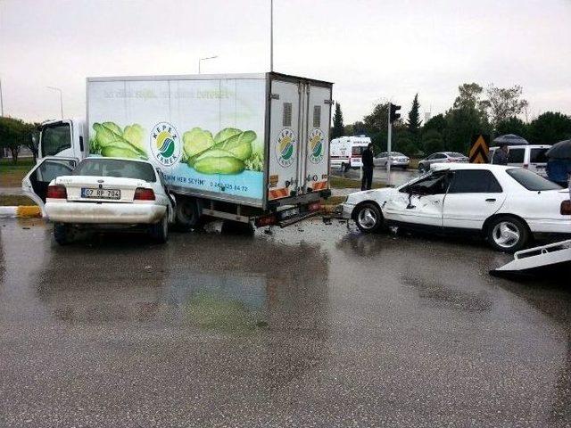 Antalya&rsquo;da Kamyonetle İki Otomobil &Ccedil;arpıştı: 2 Yaralı 1