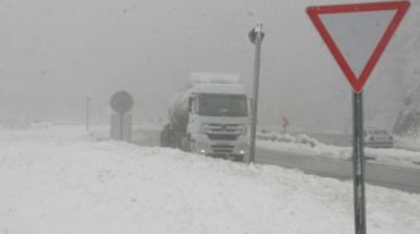 D&uuml;zce&rsquo;de 22 K&ouml;y Yolu Kapalı