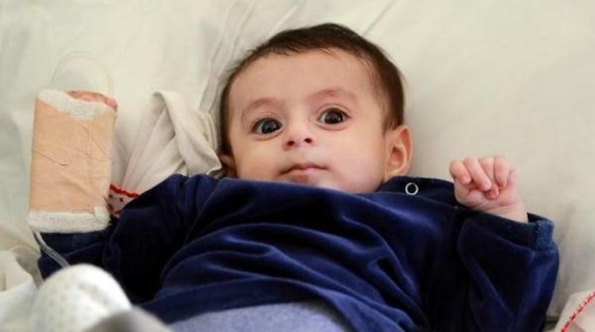 5 Aylık Bebeğin Kalbindeki İki Delik, Ameliyatsız Kapatıldı