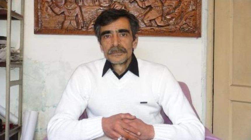 Tezhip Ve Hat Sanatı İ&ccedil;in Bir Odasını At&ouml;lyeye &Ccedil;evirdi