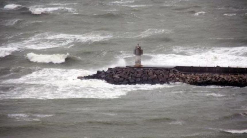 Şile'de Şiddetli R&uuml;zgarla Dev Dalgalar Oluştu