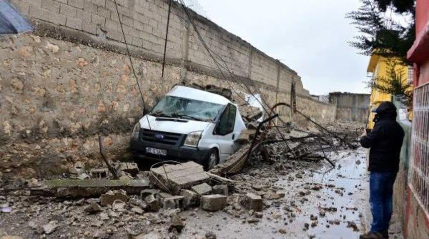 Fabrika Duvarı Minib&uuml;s&uuml;n &Uuml;zerine Devrildi
