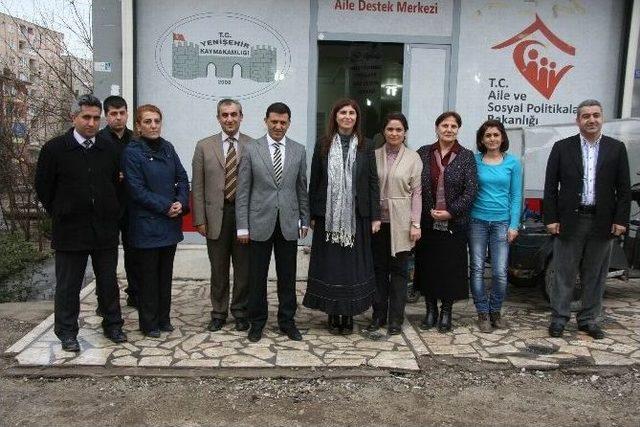 Ak Parti&rsquo;li Beyaz, Yenişehir Aile Destek Merkezi&rsquo;ni Gezdi 1