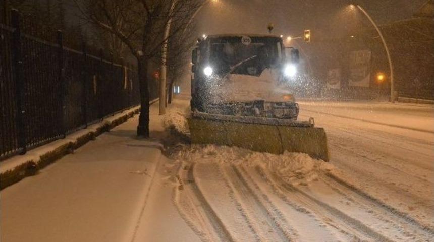 Ankara&rsquo;da Karla, Yoğun M&uuml;cadele