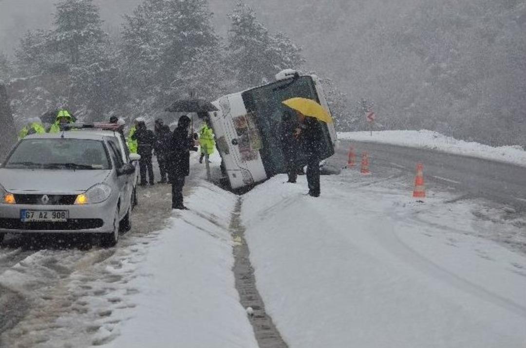 11 Yolculu Otob&uuml;s Faciadan D&ouml;nd&uuml;