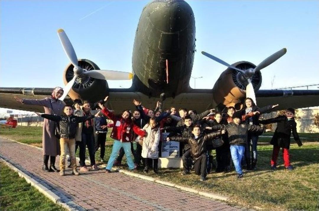 Bilgi Evi &Ouml;ğrencileri Havacılık M&uuml;zesini Gezdi