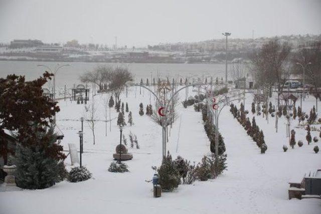 Başkent'te Kar Yağışı, Mogan'da Kartpostallık Görüntü