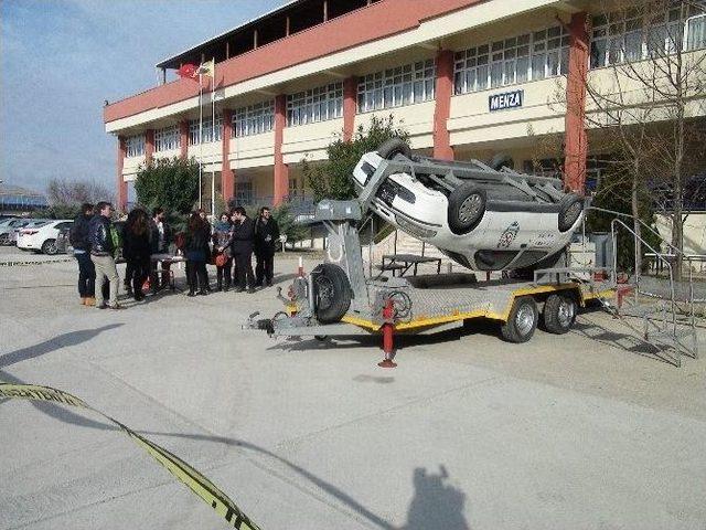 Edirne’de Üniversite Öğrencilerine Emniyet Kemerinin Önemi Anlatıldı 1