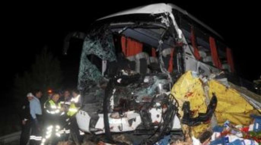 Kamyon İle &Ccedil;arpışan Otob&uuml;s&uuml;n Şof&ouml;r&uuml; &Ouml;ld&uuml;