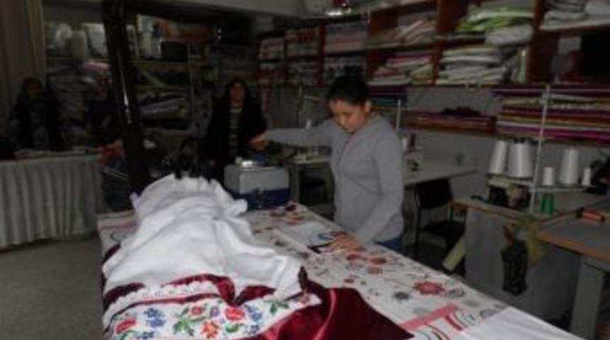 Kız &Ouml;ğrenciler Hem Staj Yapıyor Hem Meslek &Ouml;ğreniyor