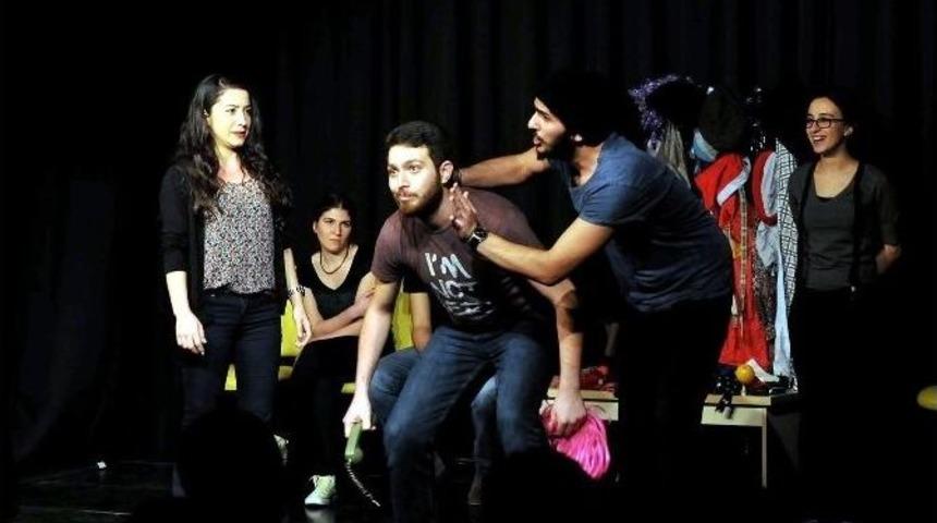 İşaret Dili Terc&uuml;mesi İle Tiyatro Oyunu