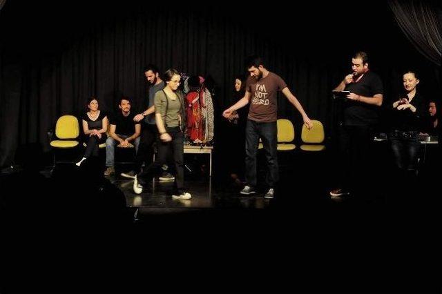 İşaret Dili Terc&uuml;mesi İle Tiyatro Oyunu 1