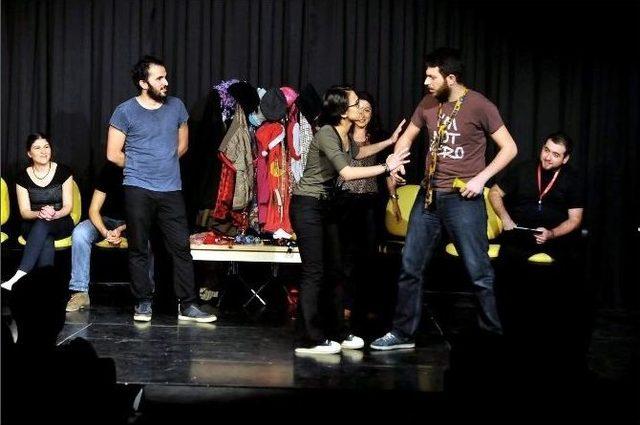 İşaret Dili Terc&uuml;mesi İle Tiyatro Oyunu 3