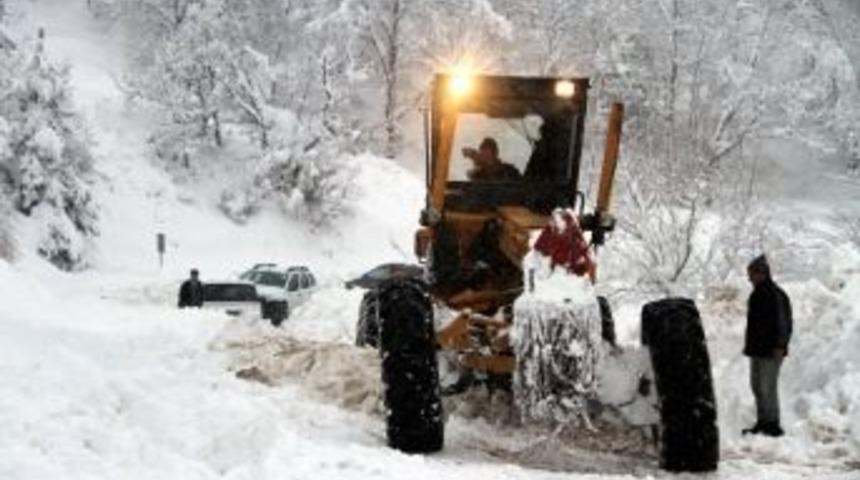 Bursa&rsquo;da Kar, 145 K&ouml;y Yolunu Kapattı