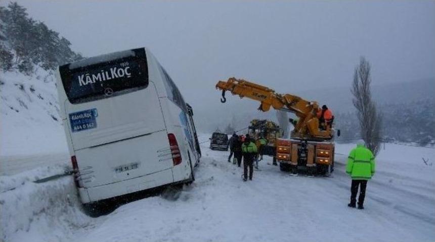 Yolcu Otob&uuml;s&uuml; Yan Yattı , Faciaya Ramak Kaldı