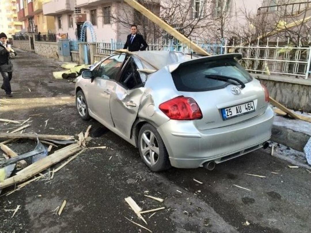Erzurum&rsquo;da Fırtına Hayatı Fel&ccedil; Etti
