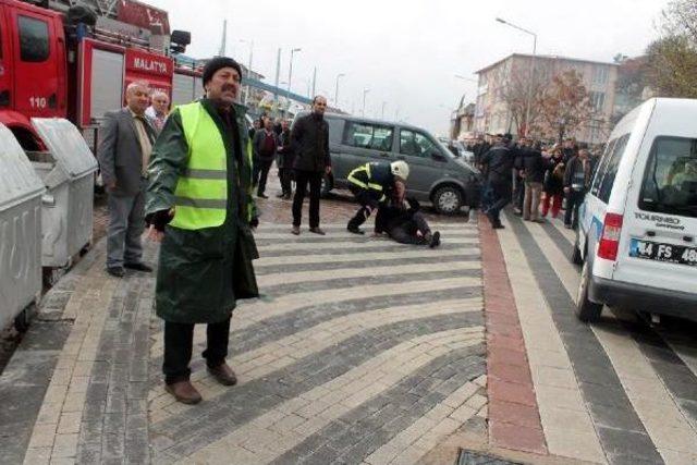 Vergi Dairesinin Çatısı Uçtu: 3 Ağır Yaralı