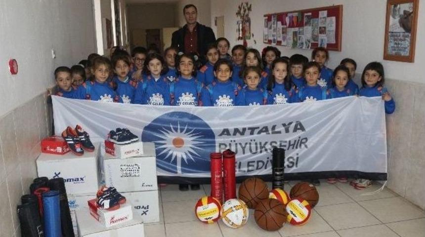 K&ouml;y Okullarındaki &Ccedil;ocuklara Hediyeler