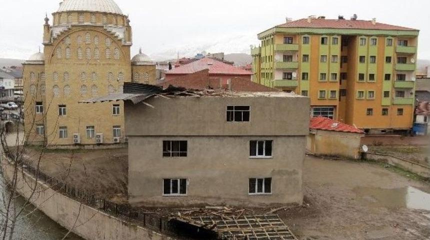 Kelkit&rsquo;te R&uuml;zgar &Ccedil;atıları U&ccedil;urdu