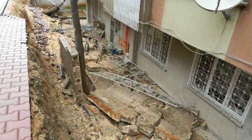 (&ouml;zel Haber) Aşırı Yağış Apartmanın İstinat Duvarını &Ccedil;&ouml;kertti