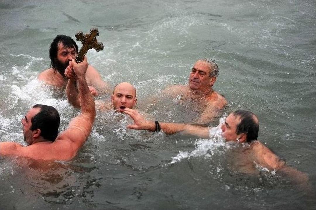 Ha&ccedil; &Ccedil;ıkartmak İ&ccedil;in Hali&ccedil;&rsquo;in Soğuk Sularına Atladılar