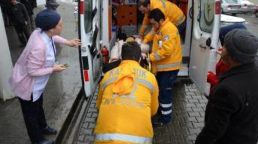 Karab&uuml;k'te &Ouml;ğrenci Servisi T&uuml;nel Girişine &Ccedil;arptı: 1 &Ouml;l&uuml;, 19 Yaralı (3)