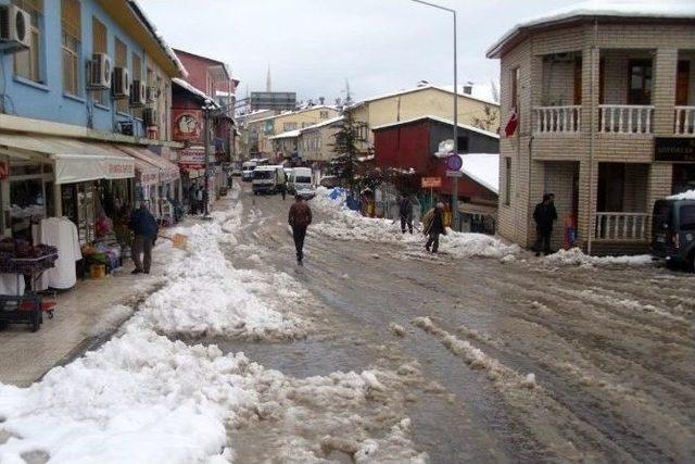 Yoğun Kar Yağışı Nedeniyle Arapgir’de Hayat Durma Noktasına Geldi