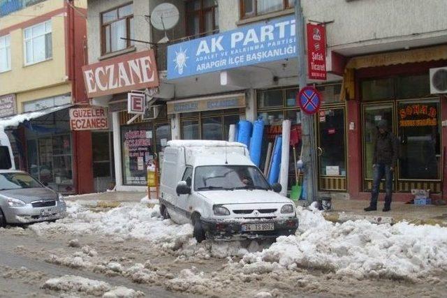 Yoğun Kar Yağışı Nedeniyle Arapgir’de Hayat Durma Noktasına Geldi