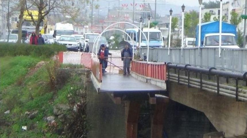 Kadirli&rsquo;de Sel Suları Yaya K&ouml;pr&uuml;s&uuml;n&uuml; Yıktı