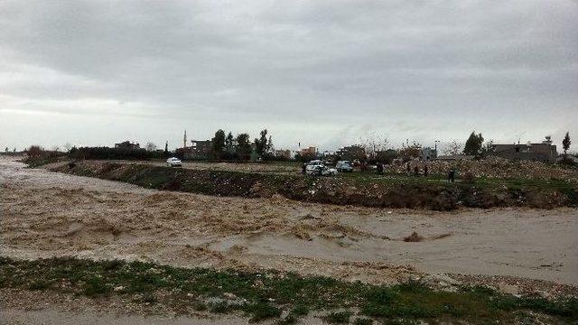 Kadirli&rsquo;de Sel Suları Yaya K&ouml;pr&uuml;s&uuml;n&uuml; Yıktı 1