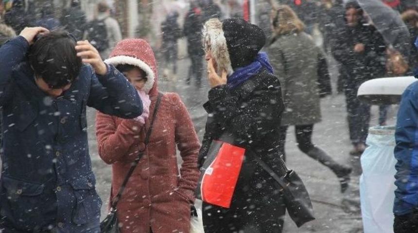 Taksim&rsquo;de Kar Yağışı