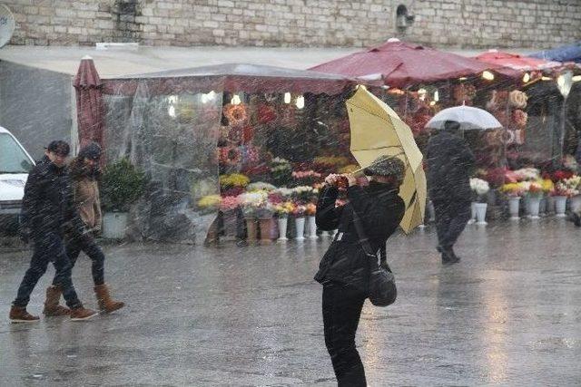 Taksim’de Kar Yağışı