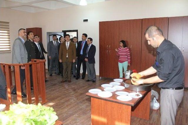 Mahkeme Salonunda &Ccedil;iğ K&ouml;fte Yoğruldu 1