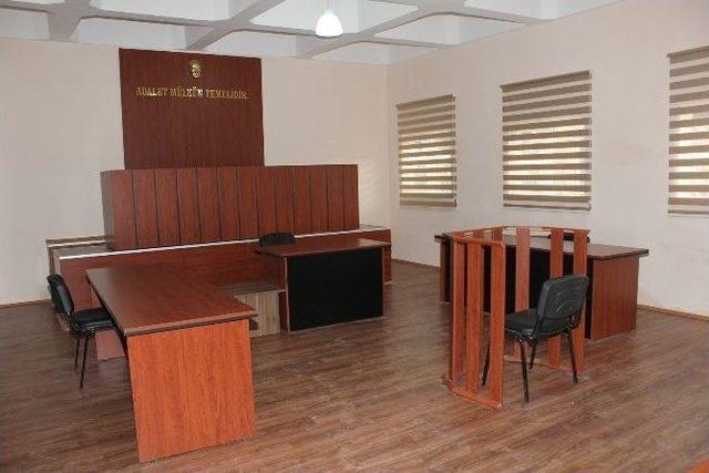 Mahkeme Salonunda &Ccedil;iğ K&ouml;fte Yoğruldu 2