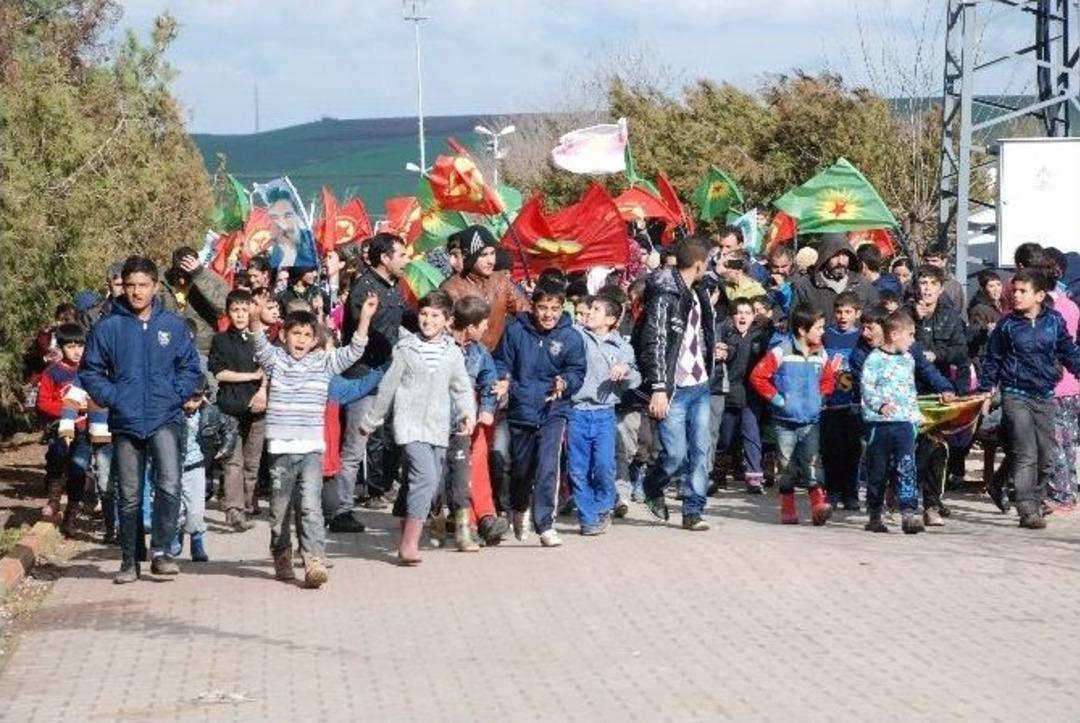 Asker Ezidi Kampına Girip &Ouml;calan Posterlerini İndirdi