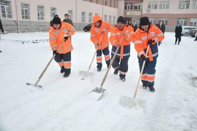 Okullarda Kar Temizliği