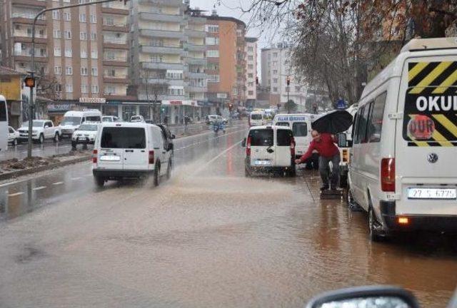 İslahiye'de Yağmur Nedeniyle 2 Okul Tatil Edildi