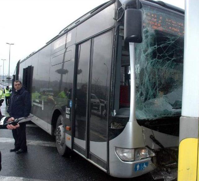 Metrobüs Durağında Kaza: 3 Yolcu Yaralı 1