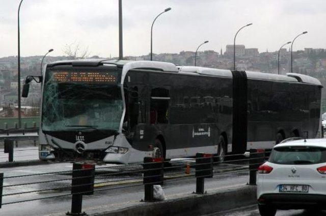Metrobüs Durağında Kaza: 3 Yolcu Yaralı 3