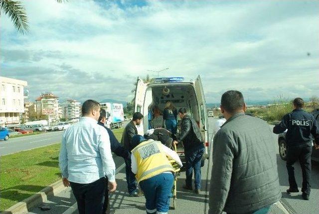 Kamyonet Elektrikli Bisiklete Çarptı: 2 Yaralı