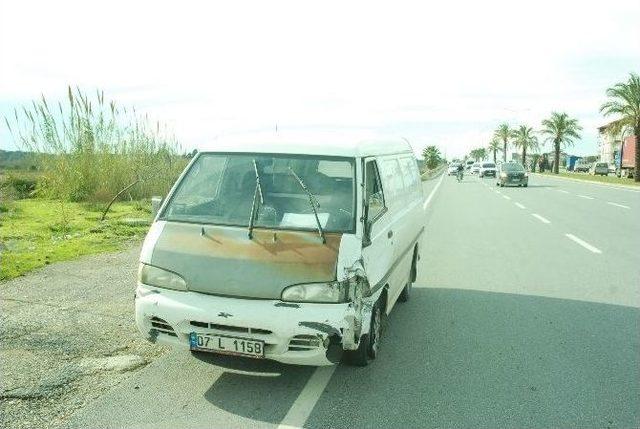 Kamyonet Elektrikli Bisiklete Çarptı: 2 Yaralı