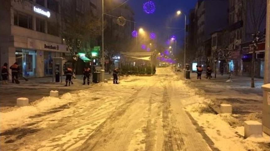 Uşak&rsquo;ta Kar Ve Soğukla M&uuml;cadele Devam Ediyor