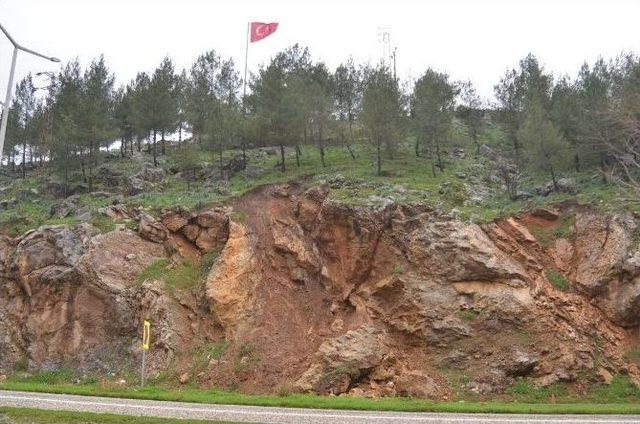 Dağdaki Kayalar Karayoluna Düştü