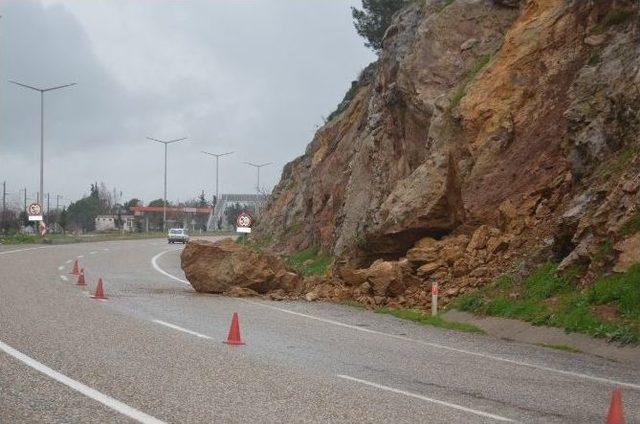 Dağdaki Kayalar Karayoluna Düştü