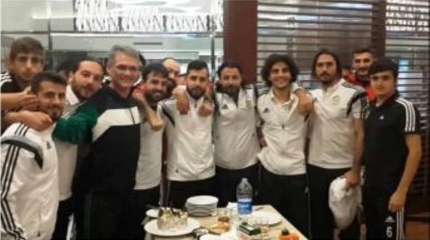 Futbolcular Yardımcı Antren&ouml;r&uuml;n Doğum G&uuml;n&uuml;n Unutmadı