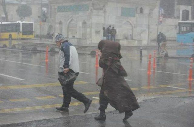 İstanbul’Da Kar Yağışı Aralıklarla Tipi Şeklinde Etkili Oldu