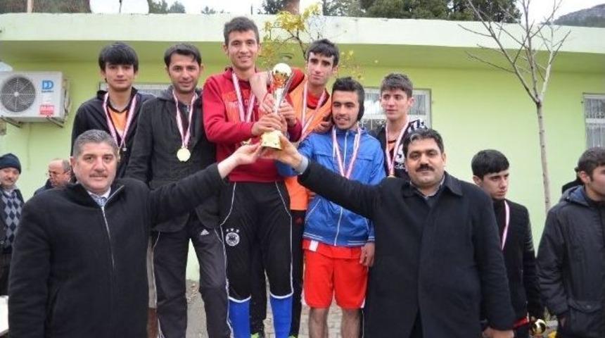 Kros Şampiyonları Kupa Ve Madalyalarını Aldı